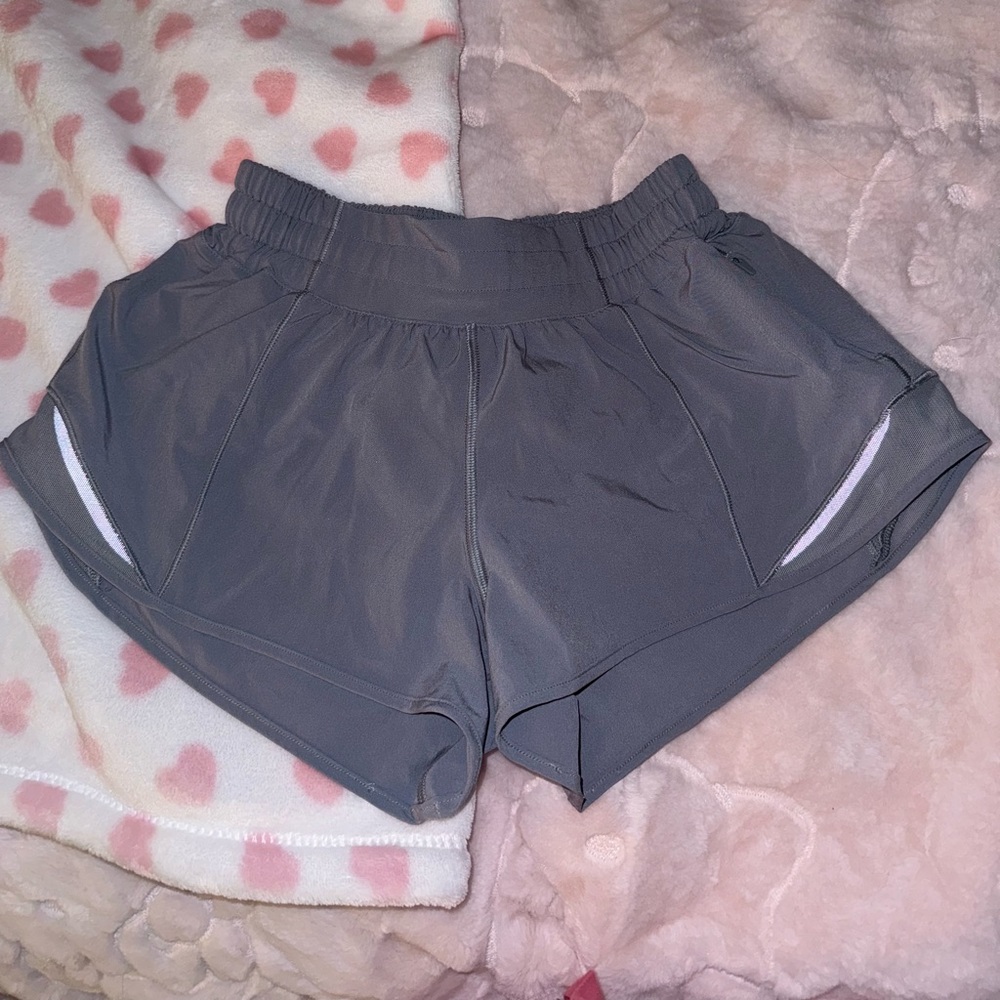 Lululemon rhino grey hotty hot 2.5 inch low rise shorts in size 4